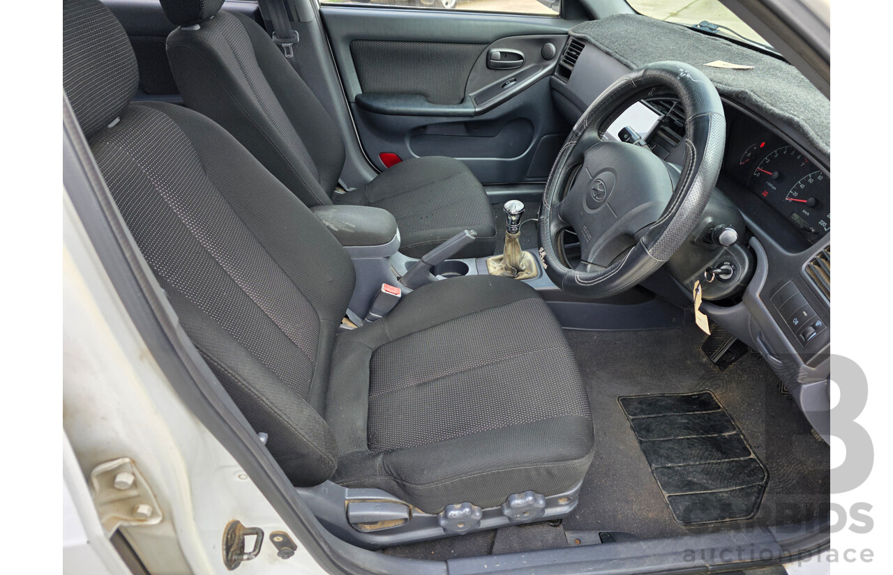 6/2001 Hyundai Elantra GLS XD 5d Hatchback White 2.0L