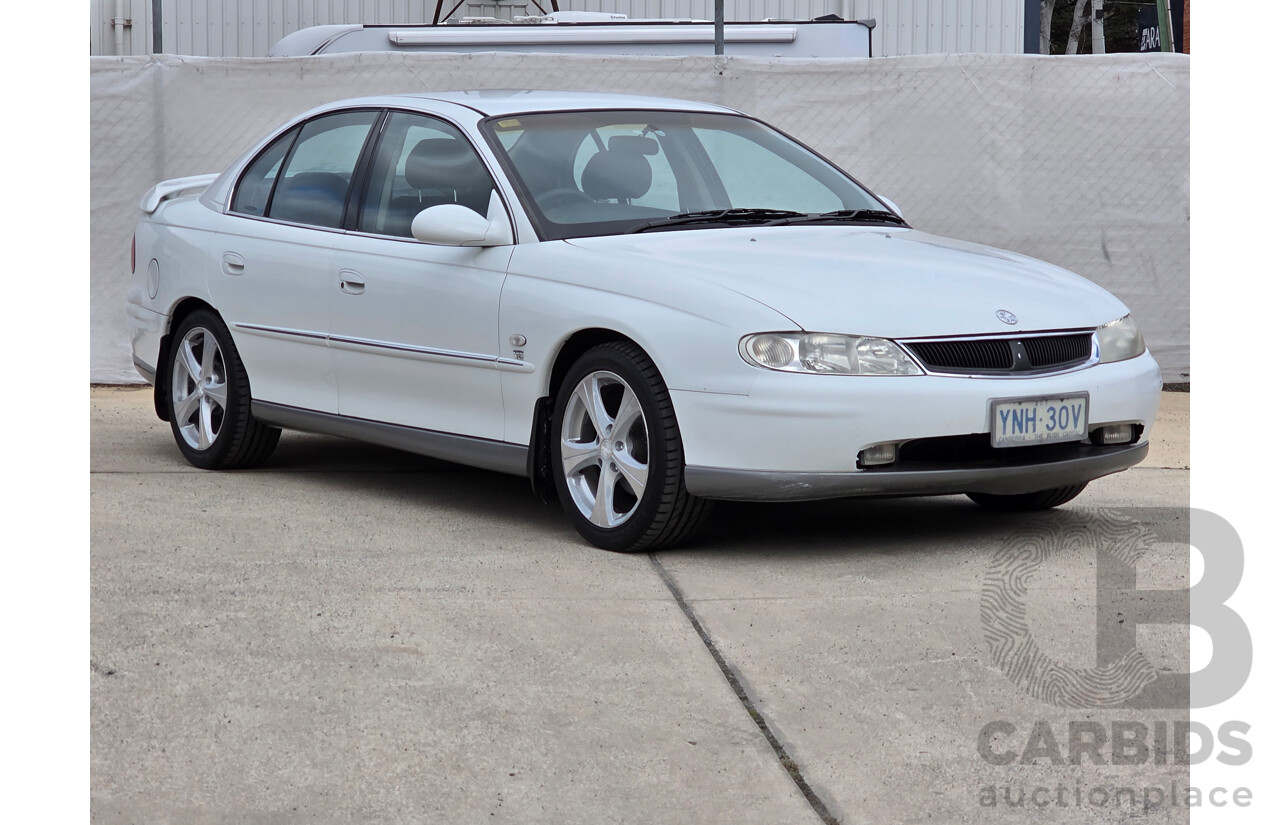 9/2000 Holden Calais  VX 4d Sedan White 3.8L