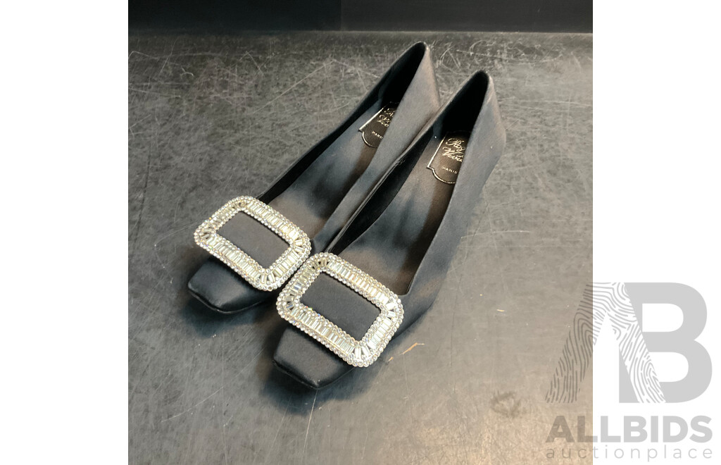 Belle Vivier Pumps in Satin Branded Roger Vivier - Black - Size 37