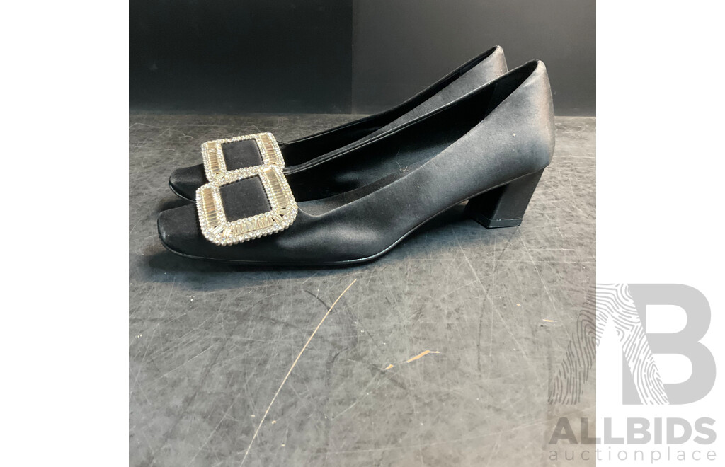 Belle Vivier Pumps in Satin Branded Roger Vivier - Black - Size 37