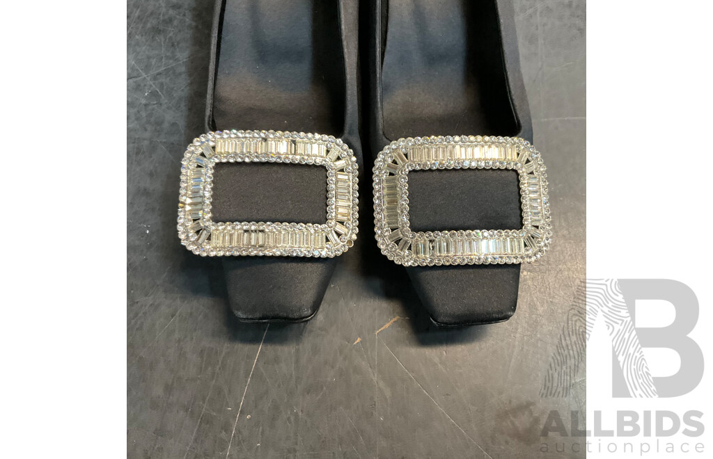 Belle Vivier Pumps in Satin Branded Roger Vivier - Black - Size 37