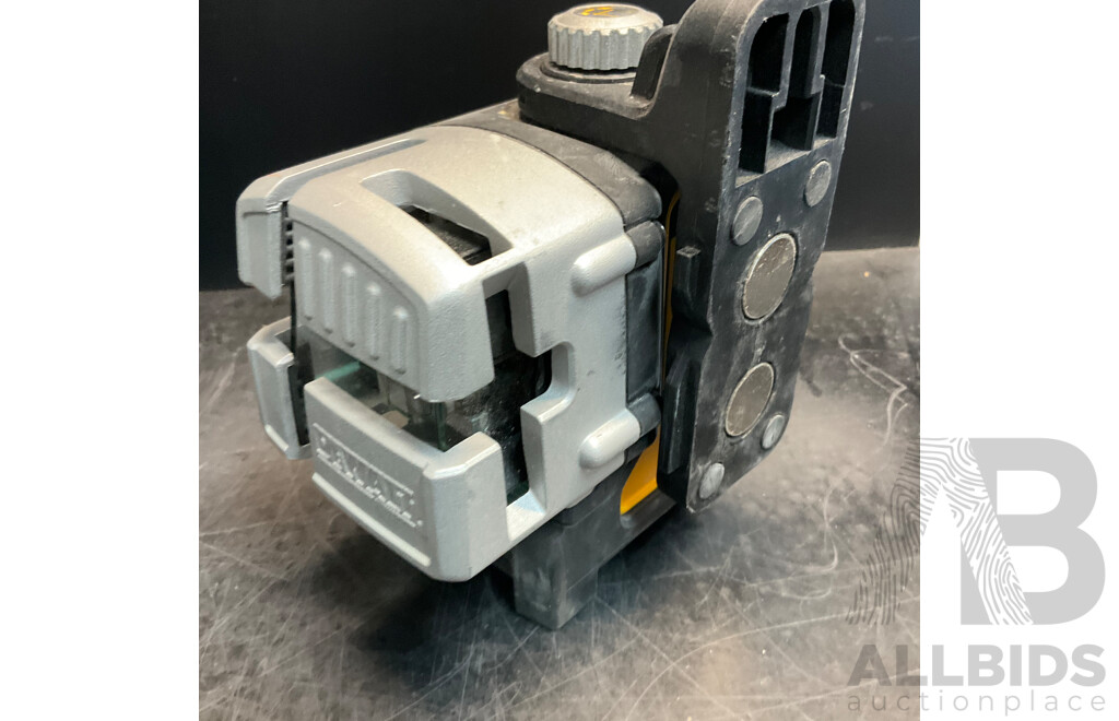 DEWALT 3 Beam Line Laser  DW089CG