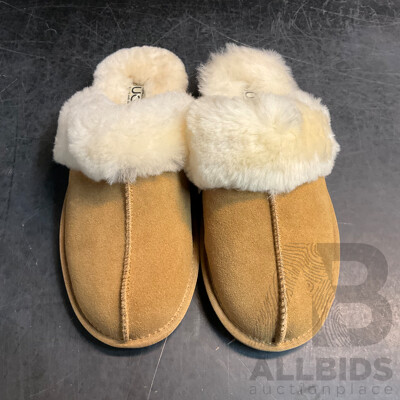 UGG Women Fluffy Slippers - Size 10
