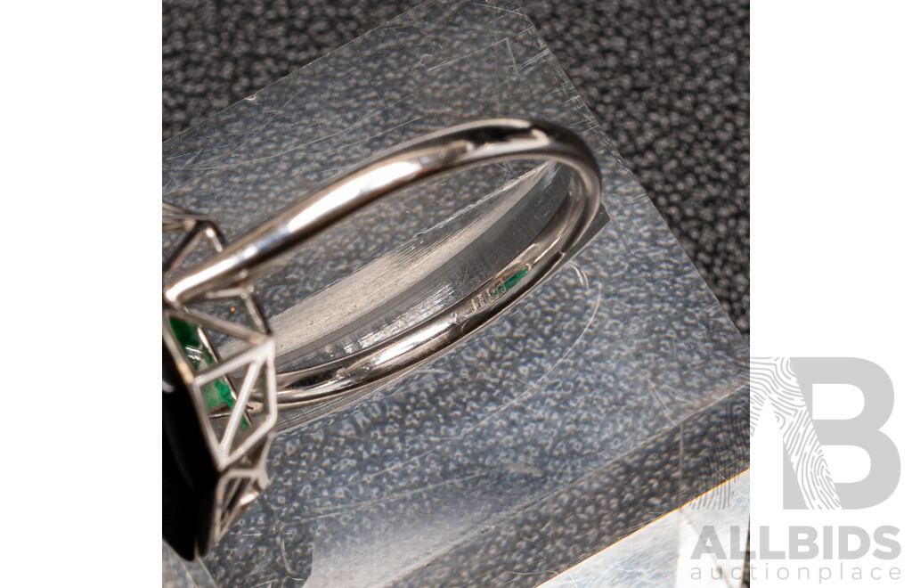 18ct Columbian Emerald (3.37ct) & Onyx Art Deco Style Ring in White Gold, Size O, 4.17 Grams