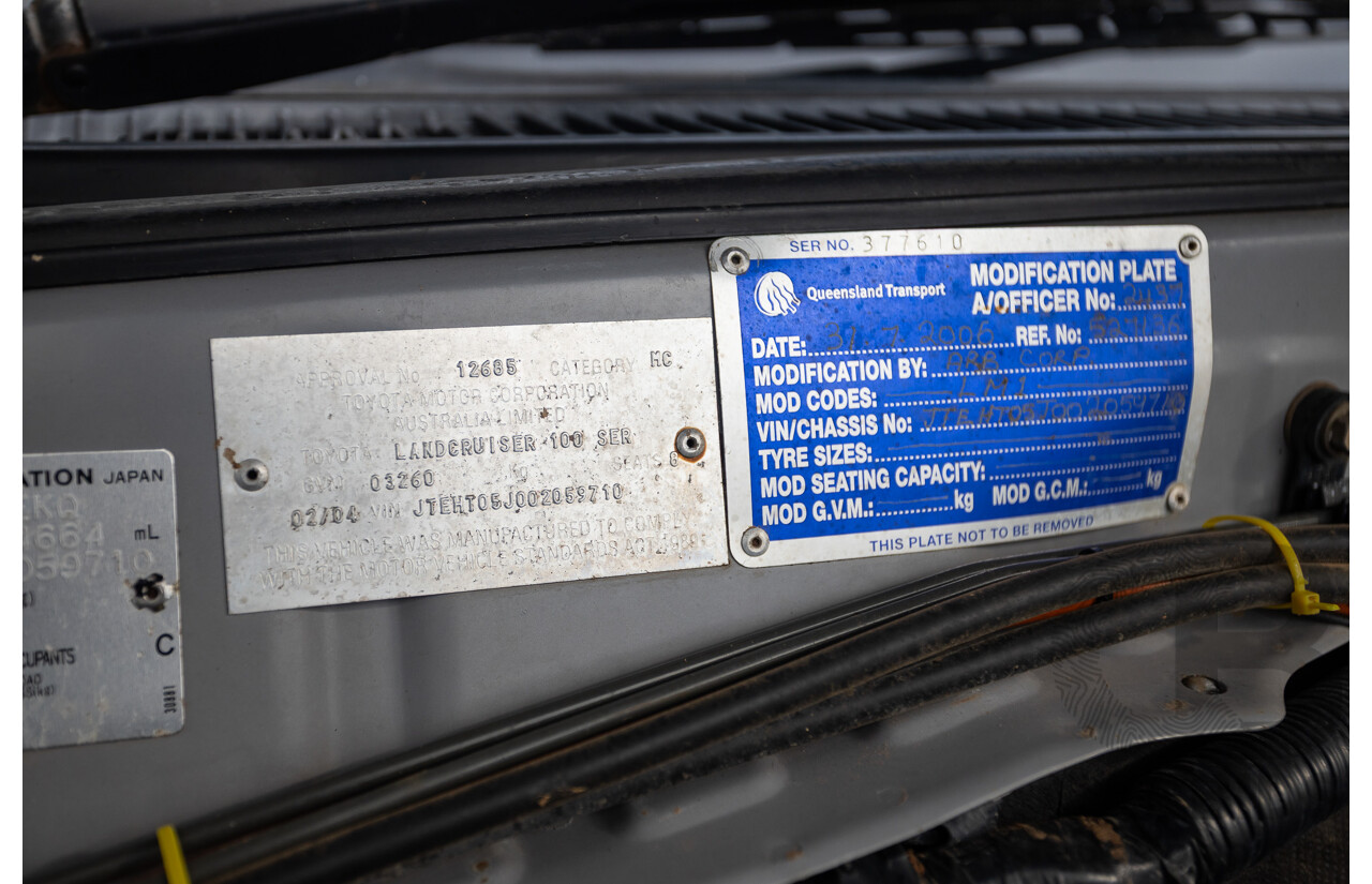 2/2004 Toyota Landcruiser Sahara (4x4) UZJ100R 4d Wagon Warm Silver Metallic V8 4.7L