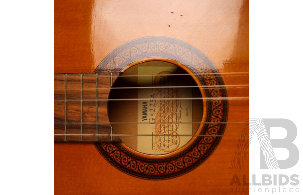 Yamaha G225A Acoustic Guitar in Soft Case
