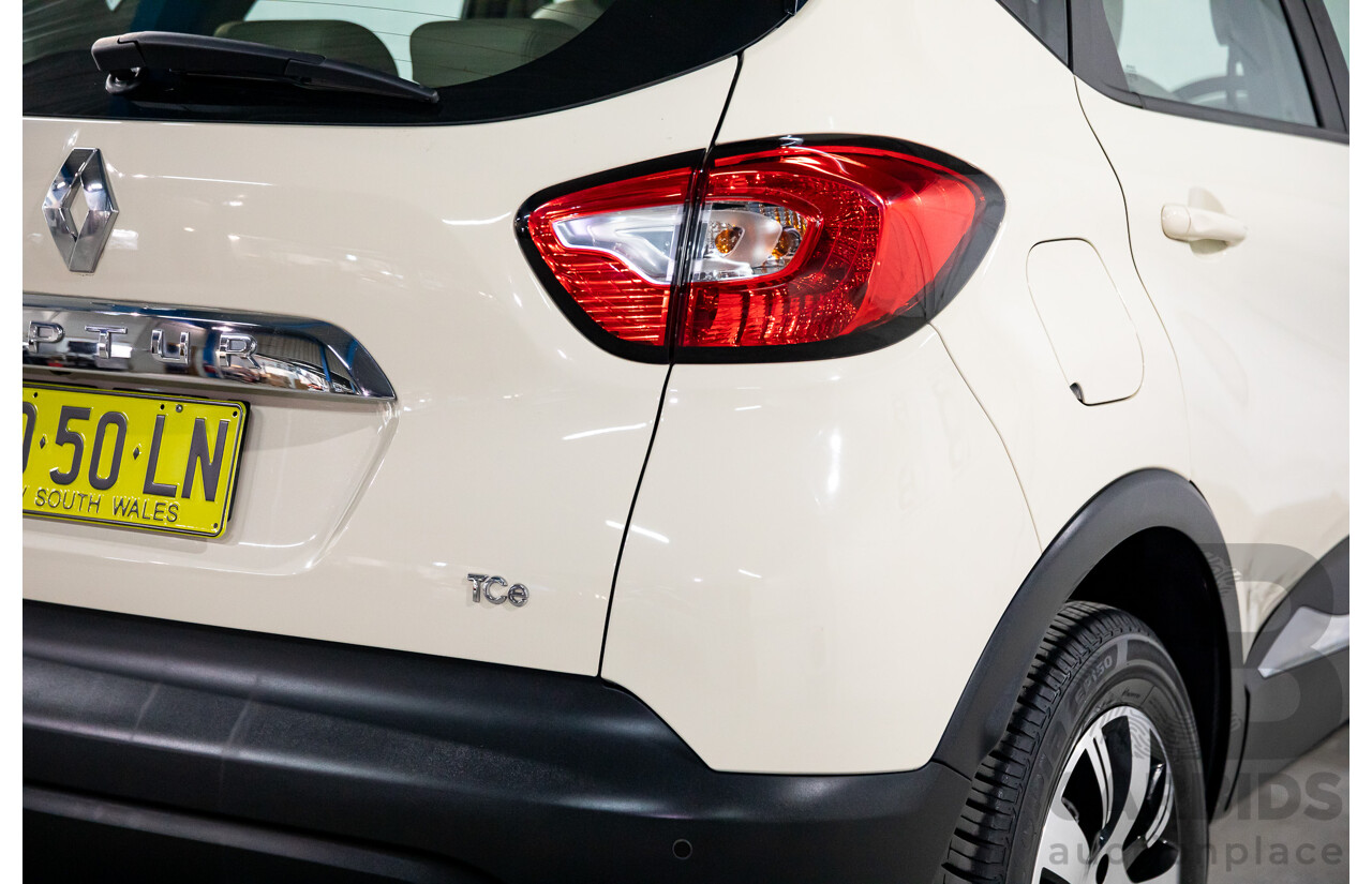 04/2017 Renault Captur Expression (FWD) J87 4d Wagon Ivory White/Diamond Black Turbo 1.2L