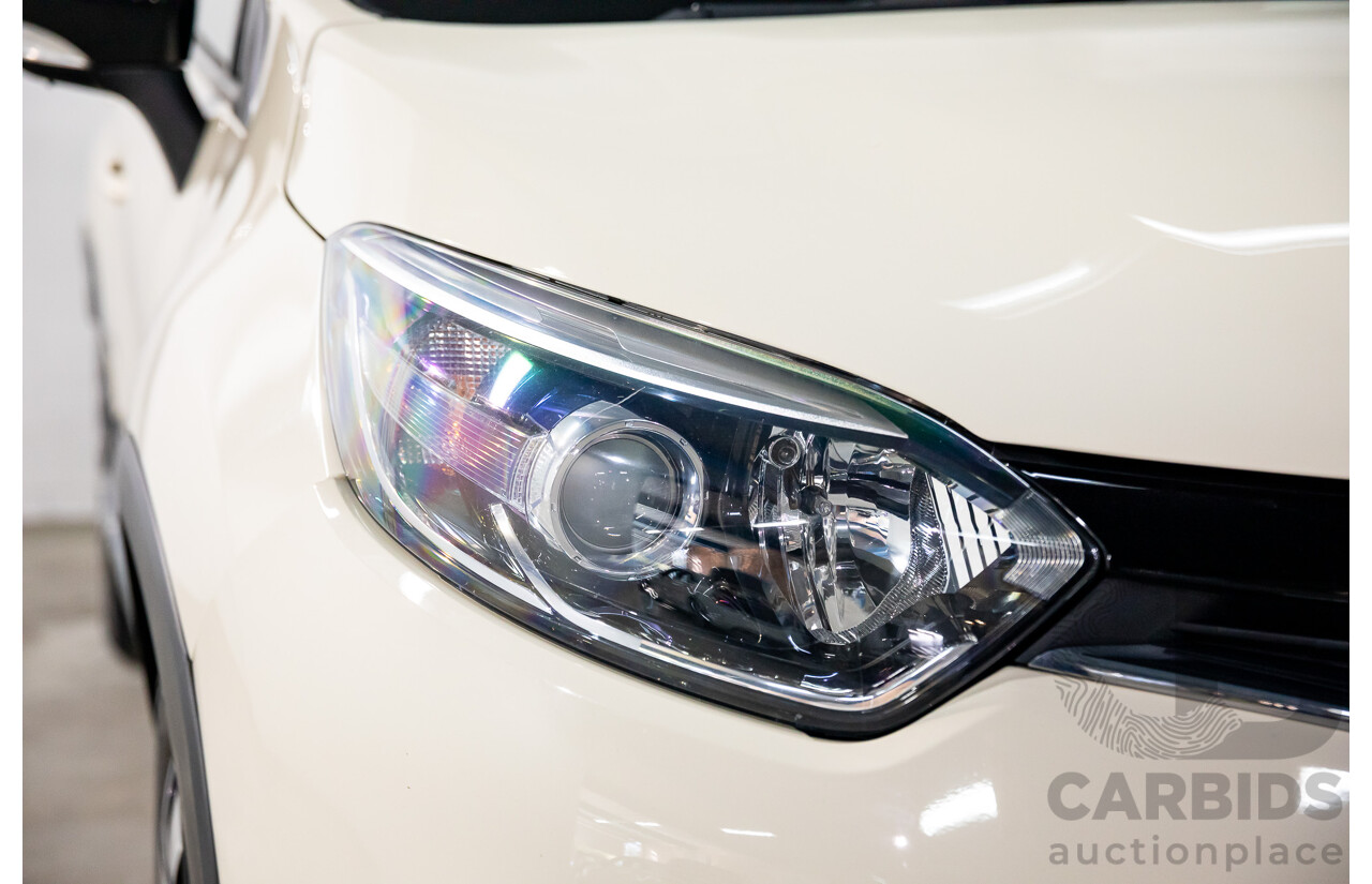 04/2017 Renault Captur Expression (FWD) J87 4d Wagon Ivory White/Diamond Black Turbo 1.2L