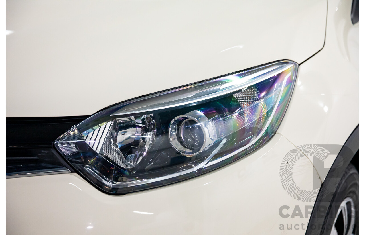 04/2017 Renault Captur Expression (FWD) J87 4d Wagon Ivory White/Diamond Black Turbo 1.2L