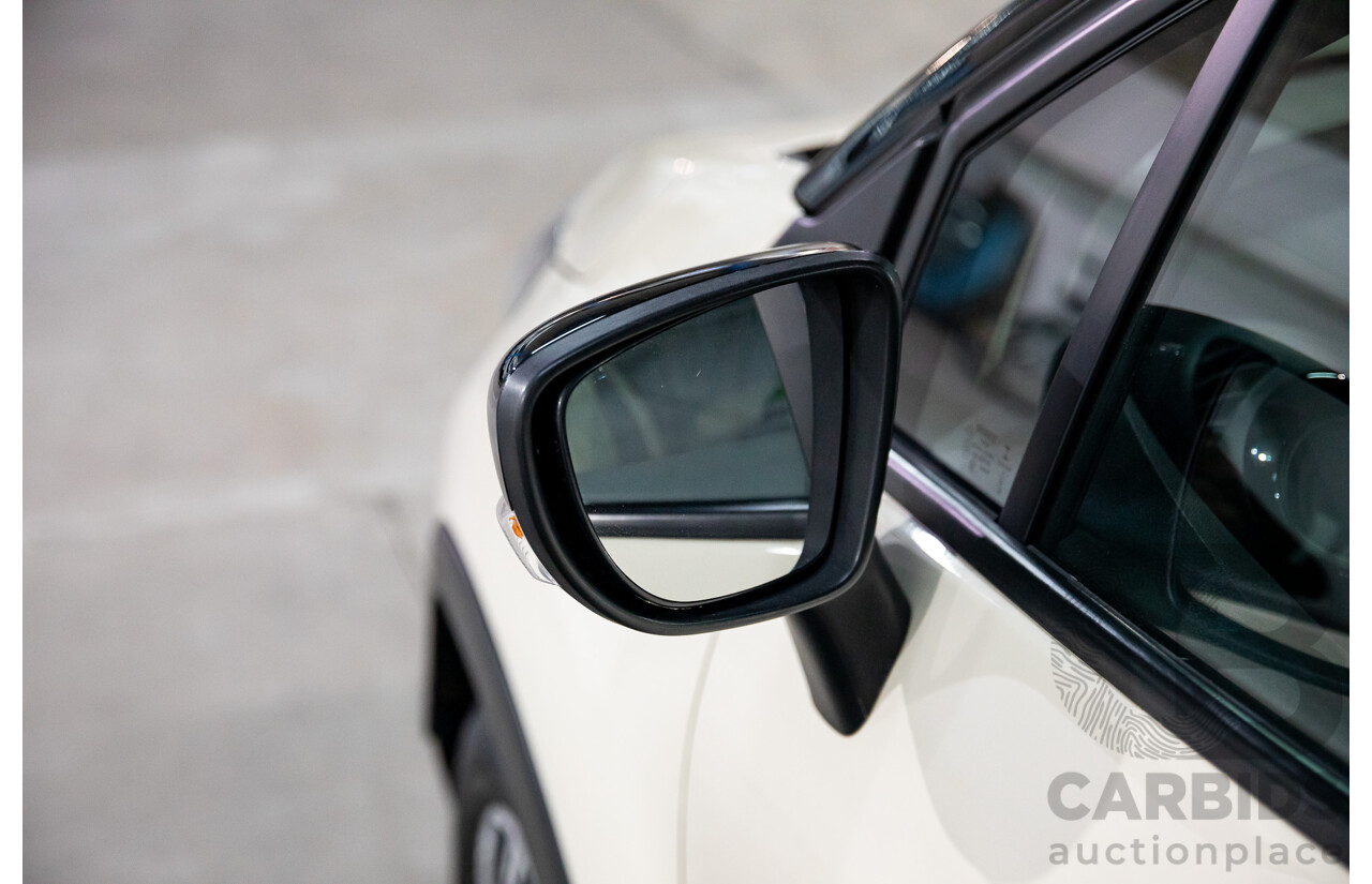 04/2017 Renault Captur Expression (FWD) J87 4d Wagon Ivory White/Diamond Black Turbo 1.2L