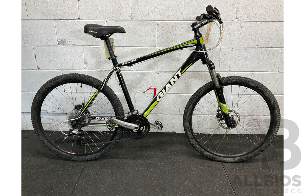 GIANT Boulder 1 Mountain Bike