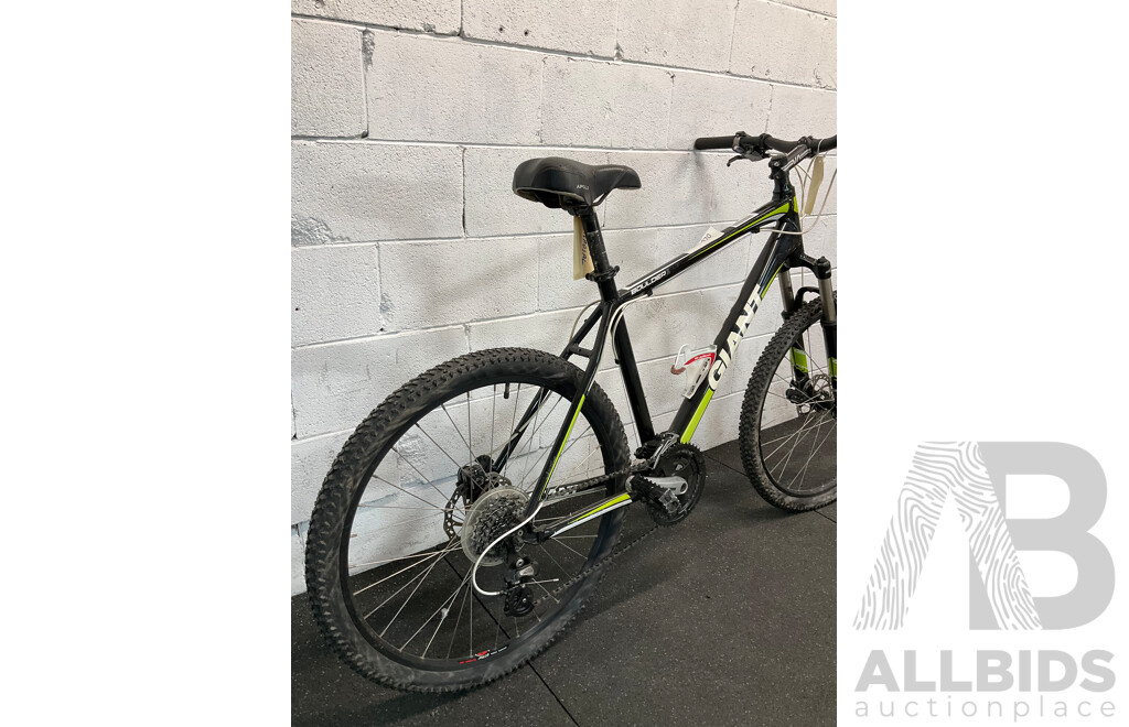 GIANT Boulder 1 Mountain Bike
