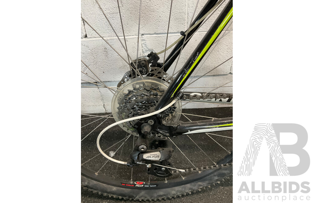 GIANT Boulder 1 Mountain Bike