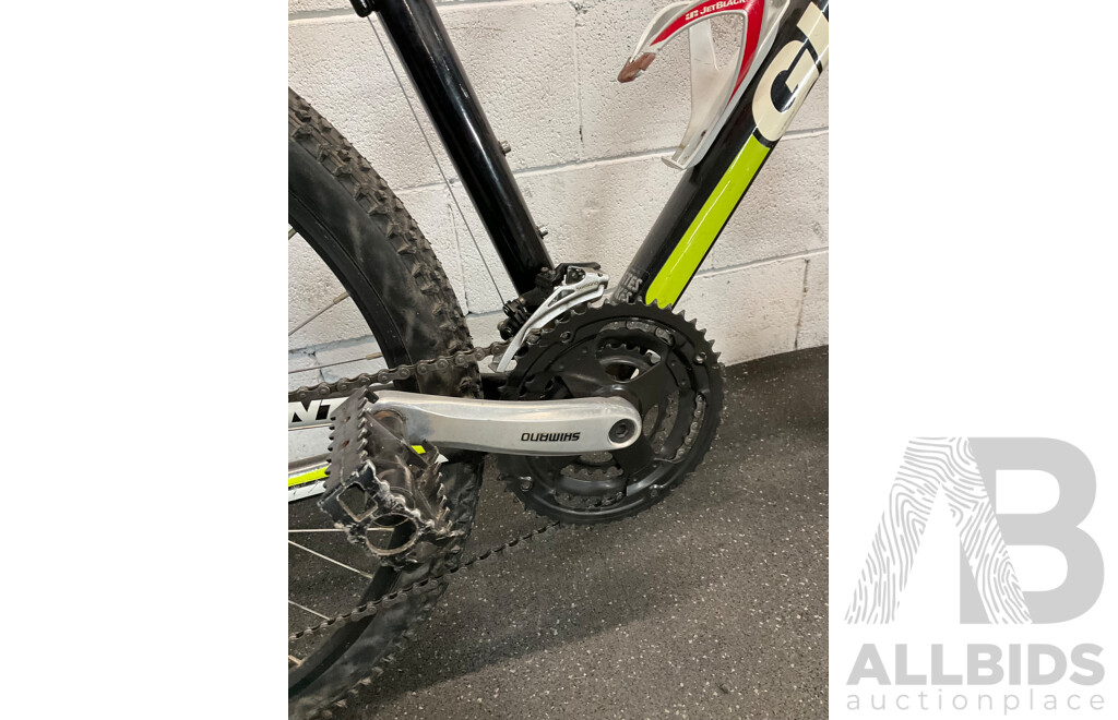 GIANT Boulder 1 Mountain Bike