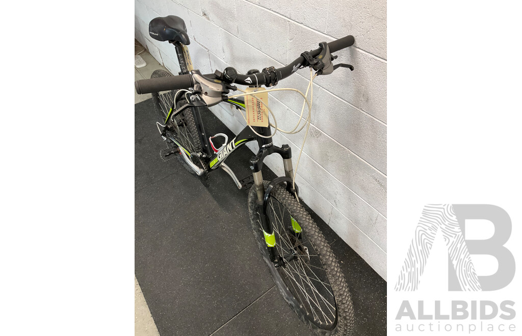 GIANT Boulder 1 Mountain Bike