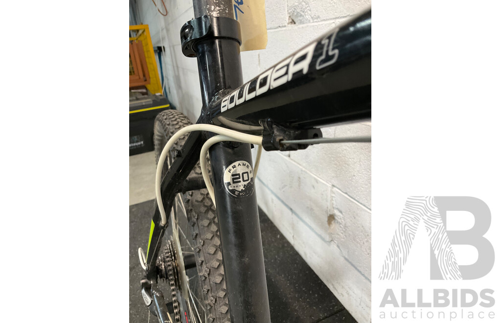 GIANT Boulder 1 Mountain Bike