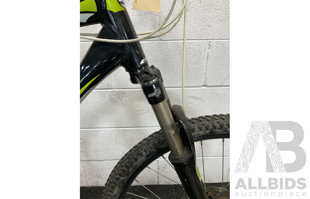 GIANT Boulder 1 Mountain Bike