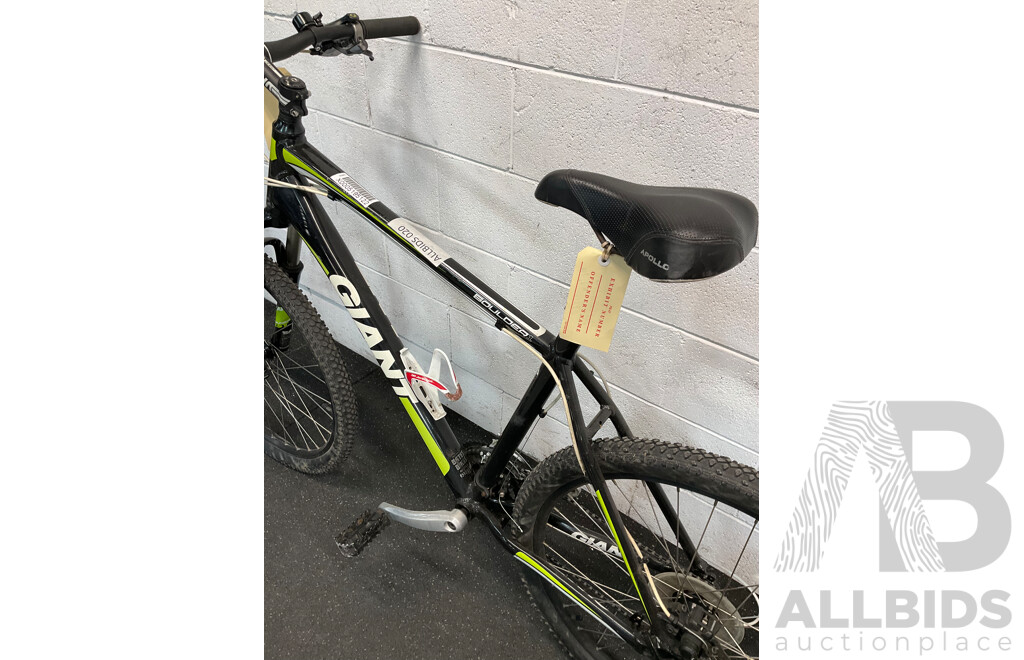 GIANT Boulder 1 Mountain Bike
