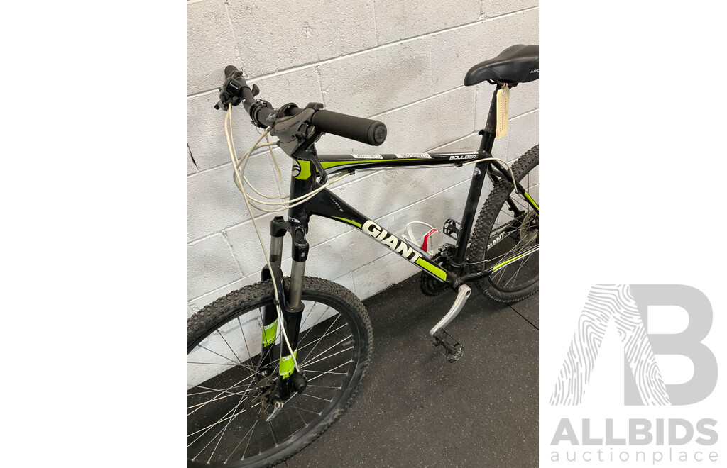 GIANT Boulder 1 Mountain Bike
