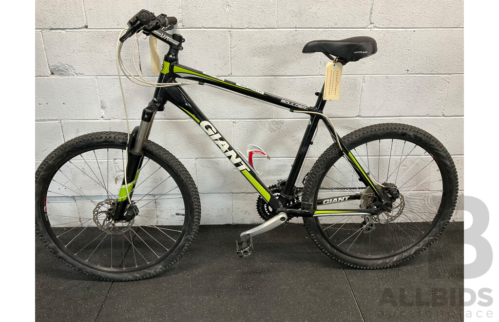 GIANT Boulder 1 Mountain Bike