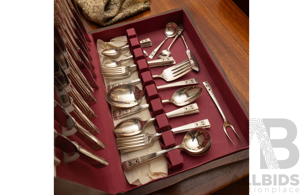 Vintage Wooden Flatware Canteen with Complete 62 Piece Silver Pate Flatware Set by Community Plate