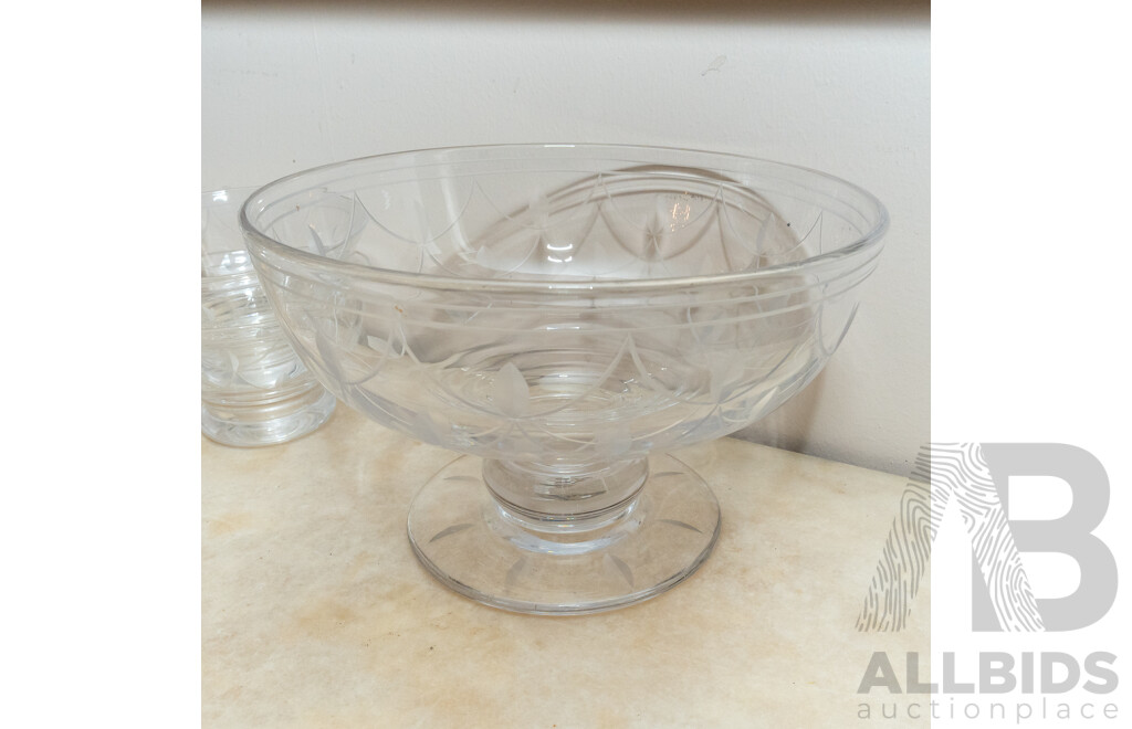 Set Vintage Stuart Crystal Comprising 11 Coupes with Matching Serving Bowl and Etched Garland Detail Along with Two Other Stuart Coupes