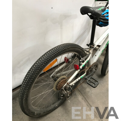 Avanti Shadow 7 Speed Kids' Mountain Bike with Helmet