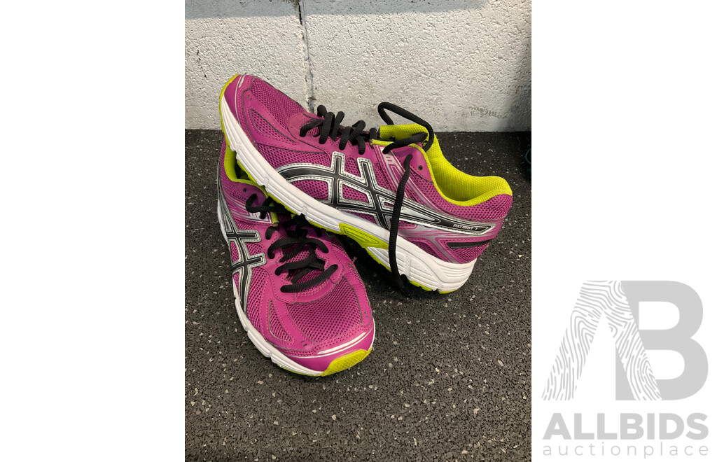 Assorted Sneakers Size US 7, 7.5, 8, 8.5, Including NIKE, NB and Assorted Bags  - Lot of 10