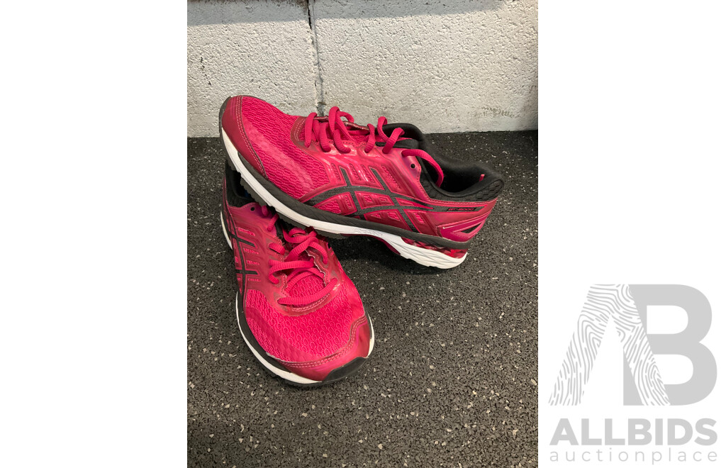 Assorted Sneakers Size US 7, 7.5, 8, 8.5, Including NIKE, NB and Assorted Bags  - Lot of 10