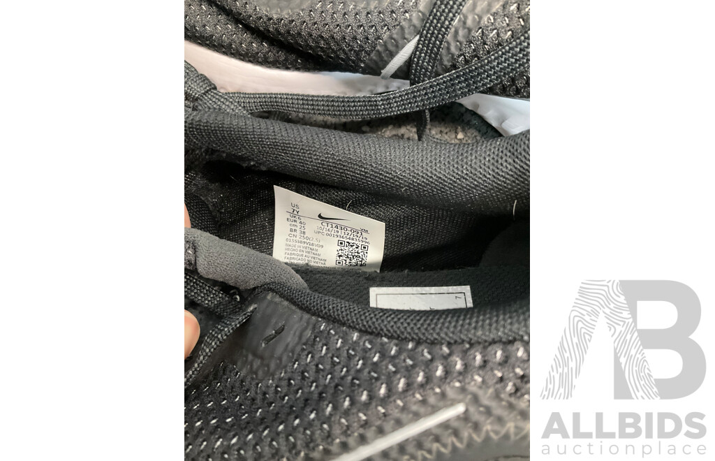 Assorted Sneakers Size US 7, 7.5, 8, 8.5, Including NIKE, NB and Assorted Bags  - Lot of 10