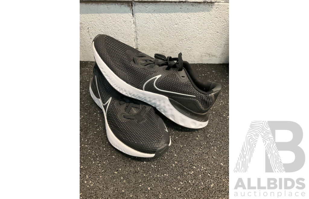 Assorted Sneakers Size US 7, 7.5, 8, 8.5, Including NIKE, NB and Assorted Bags  - Lot of 10
