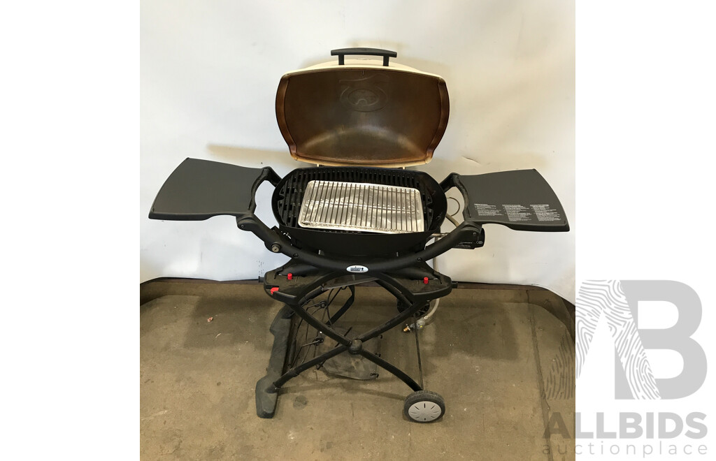 Weber Q Premium Gas Barbecue in Portable Cart