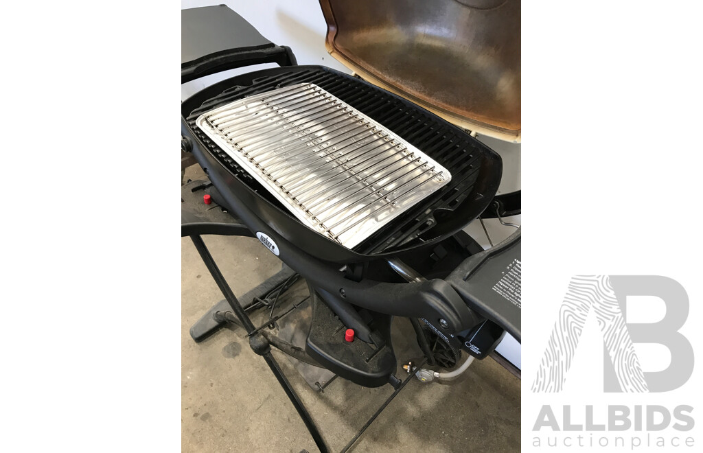 Weber Q Premium Gas Barbecue in Portable Cart