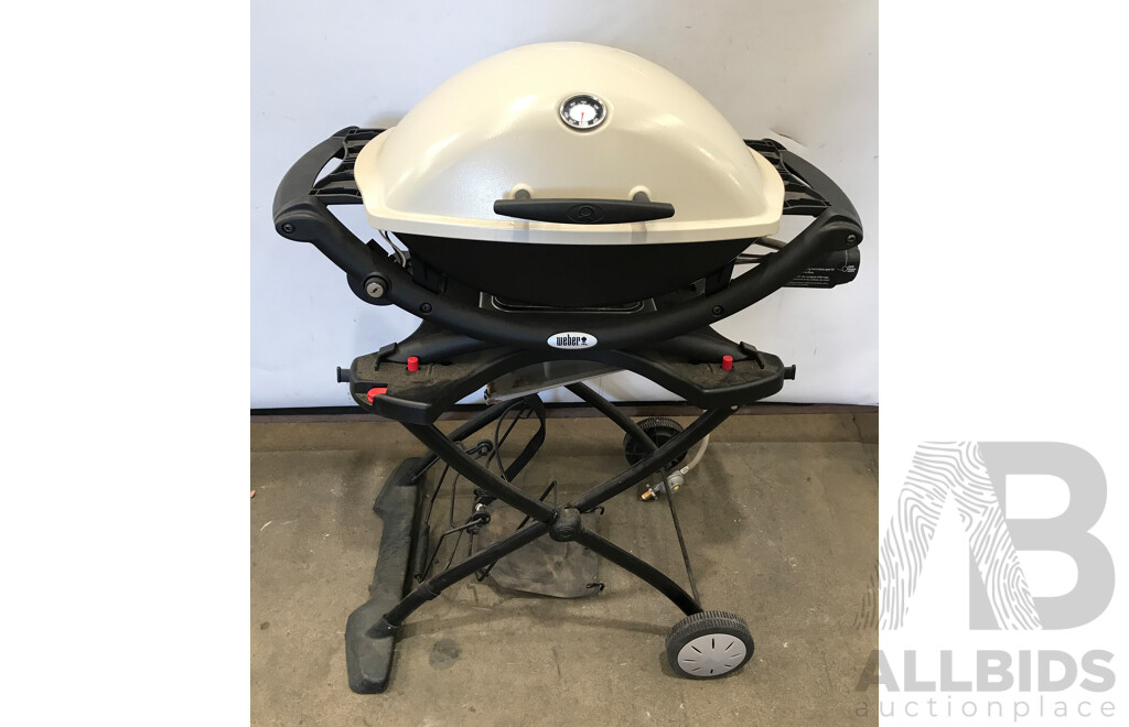 Weber Q Premium Gas Barbecue in Portable Cart