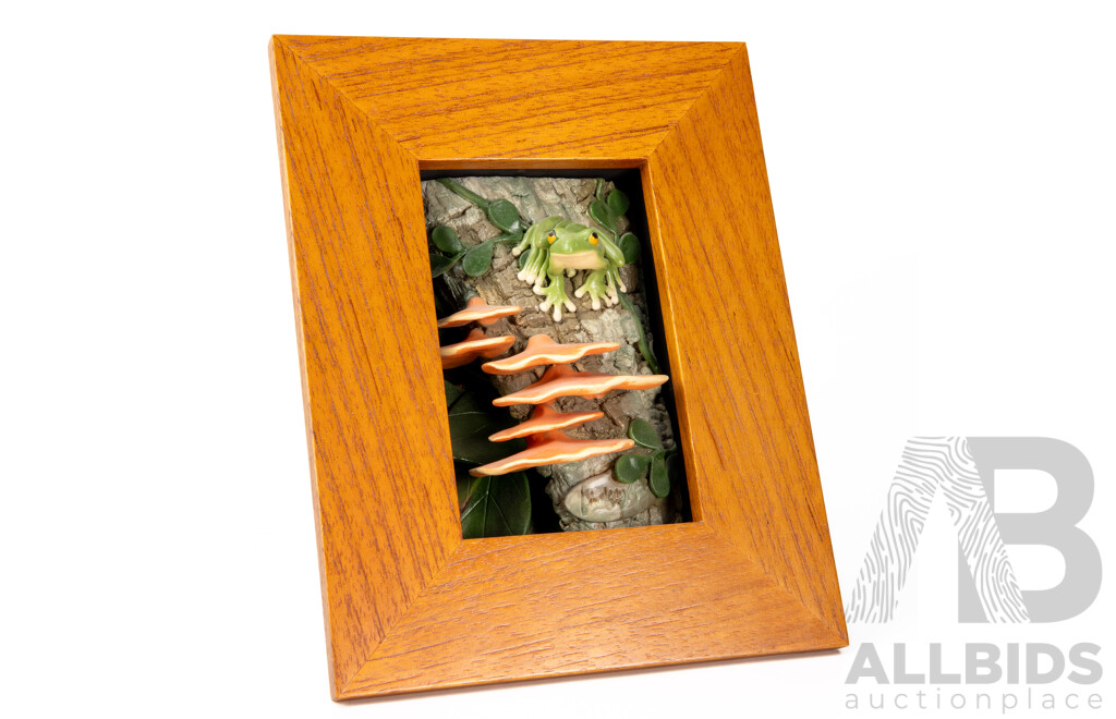 Australian Lindsay Muir Ceramic Frog Sculpture in Bespoke Red Cedar Frame
