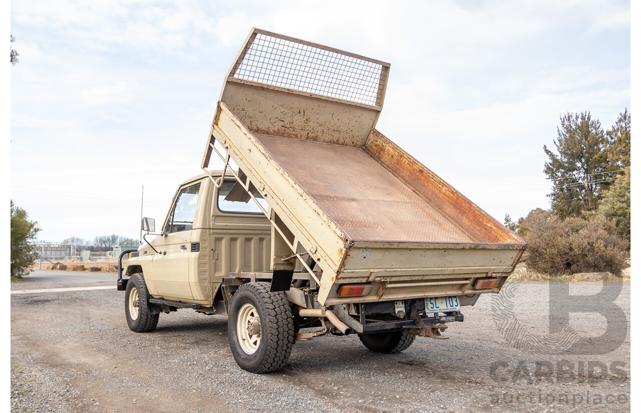 9/1985 Toyota Landcruiser (4x4) HJ75RP 2d C/Chas Goldrush Diesel 4.0L - Tipper