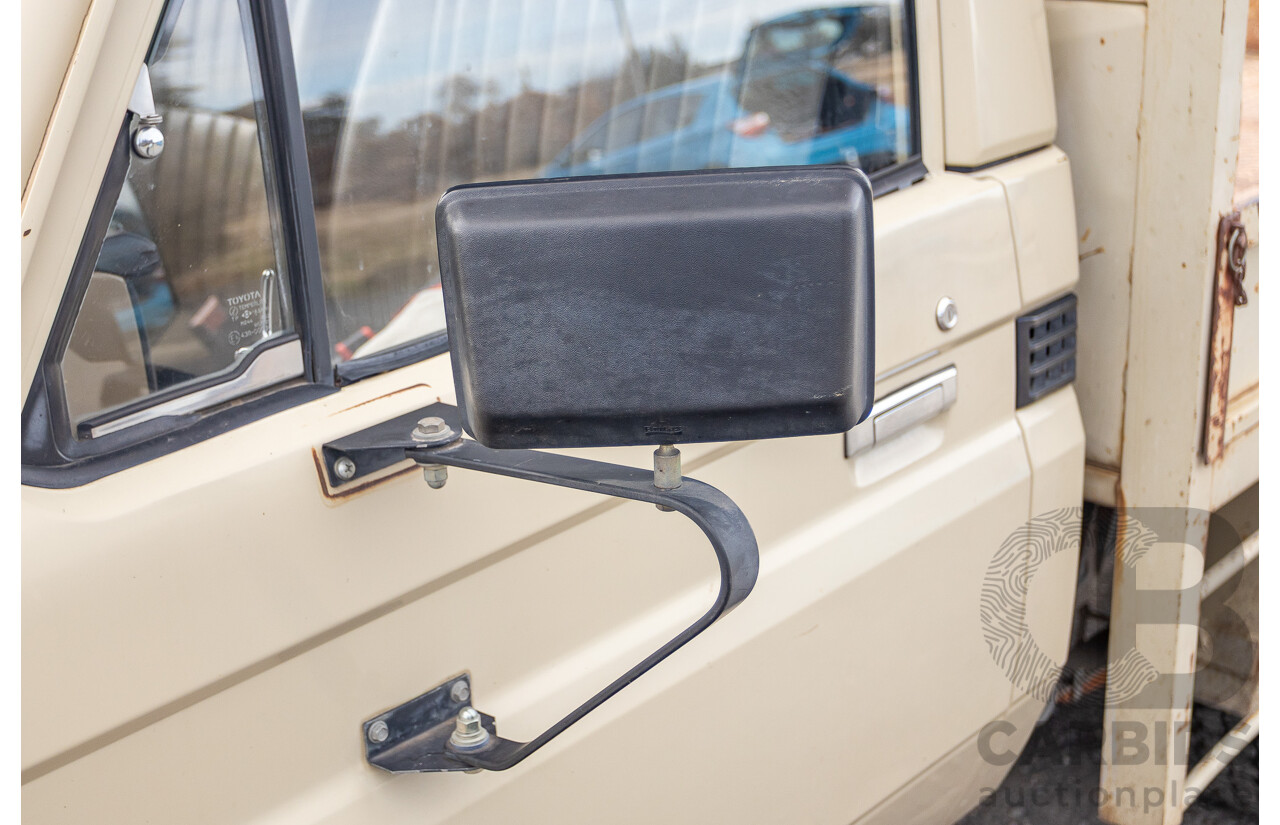 9/1985 Toyota Landcruiser (4x4) HJ75RP 2d C/Chas Goldrush Diesel 4.0L - Tipper