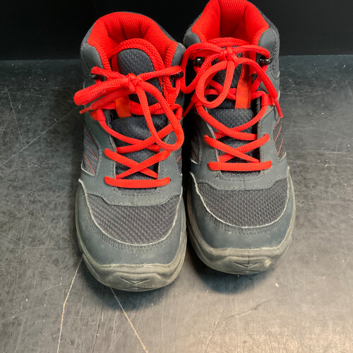 6x Used Kids Shoes & 1 Pair Shin Guard