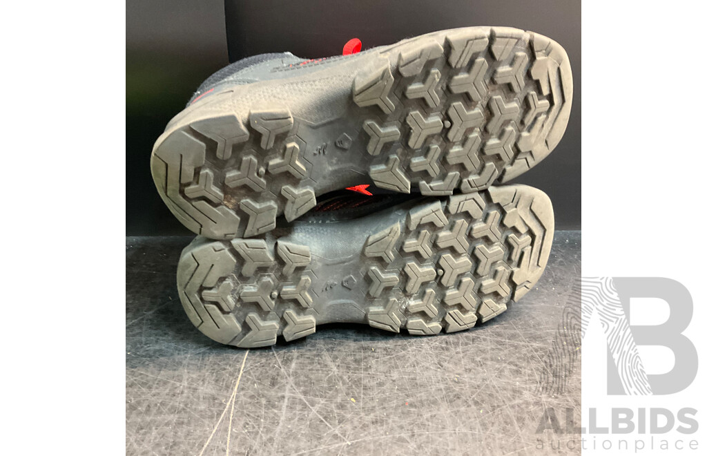 6x Used Kids Shoes & 1 Pair Shin Guard