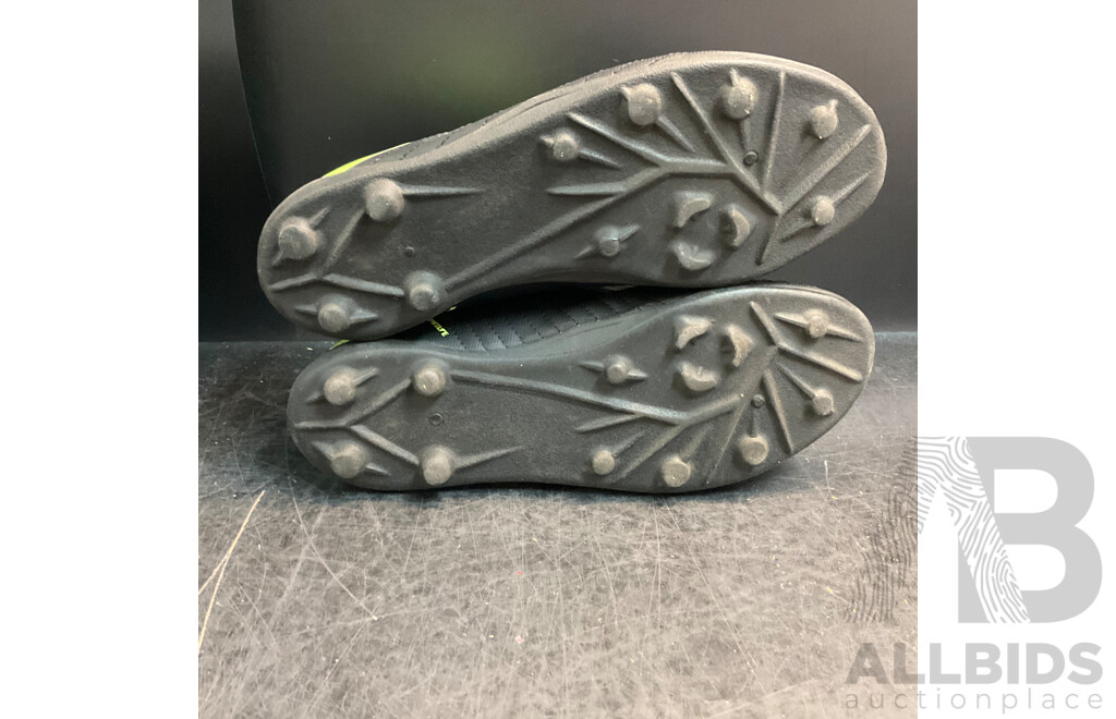 6x Used Kids Shoes & 1 Pair Shin Guard