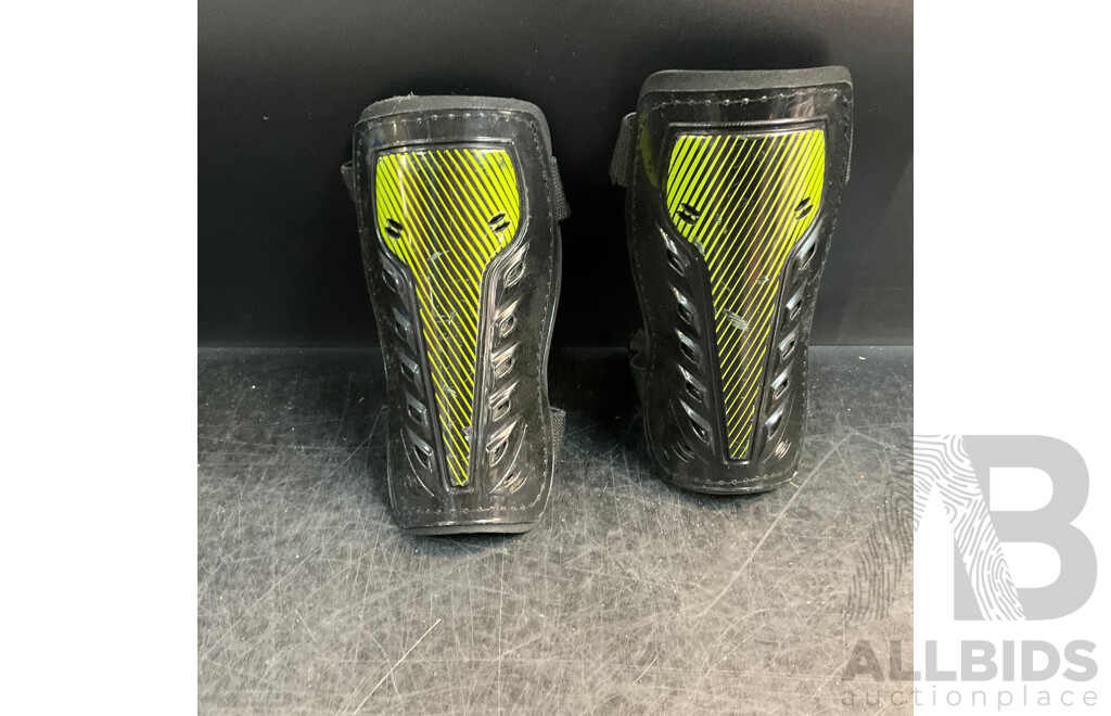 6x Used Kids Shoes & 1 Pair Shin Guard