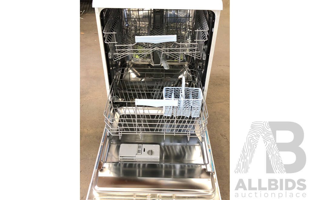 Smeg DWA149W Feestanding Dishwasher