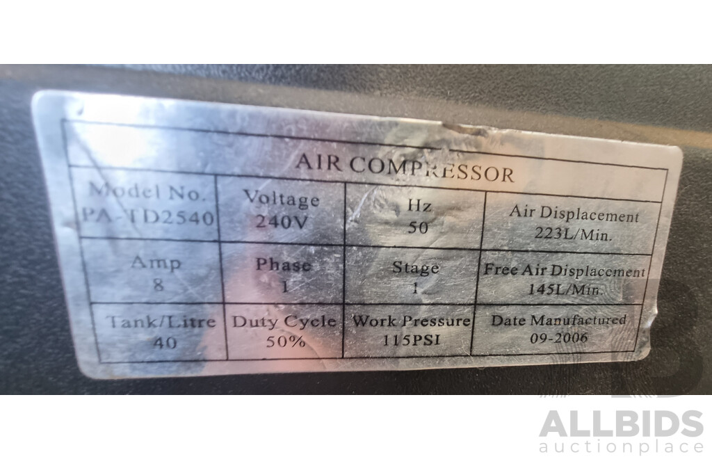 Trade Air by Spear & Jackson 40L Air Compressor with Wall Mountable Hose & Reel