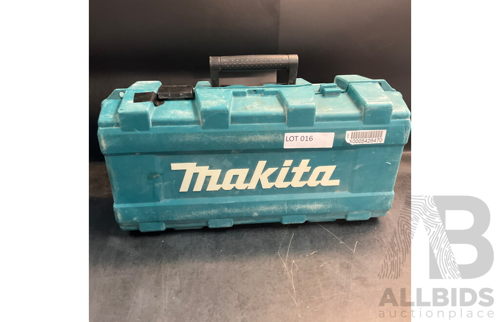 MAKITA GA7040S Angle Grinder with Case