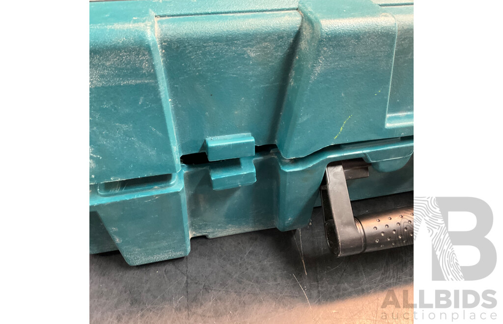 MAKITA GA7040S Angle Grinder with Case