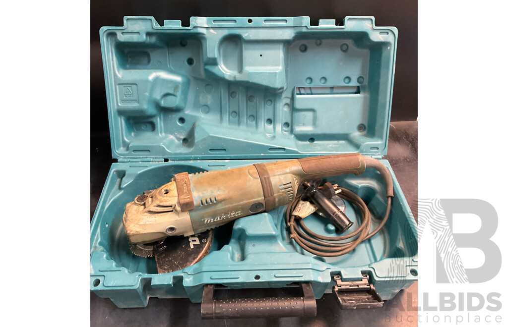MAKITA GA7040S Angle Grinder with Case