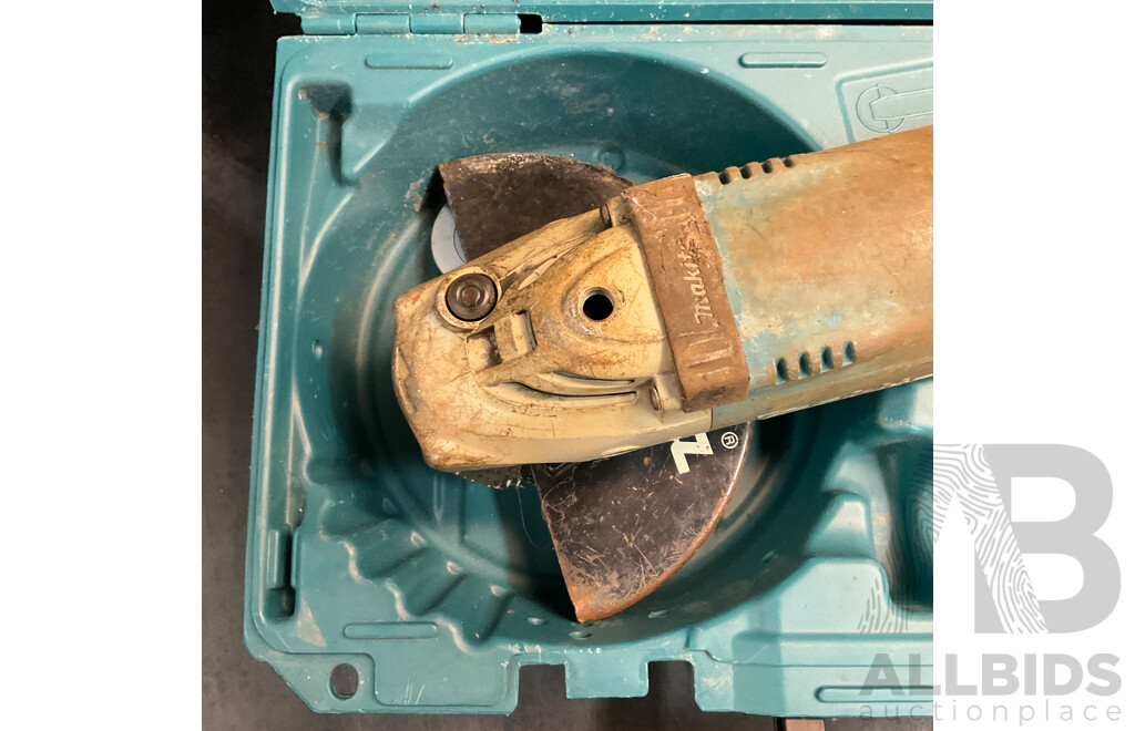MAKITA GA7040S Angle Grinder with Case