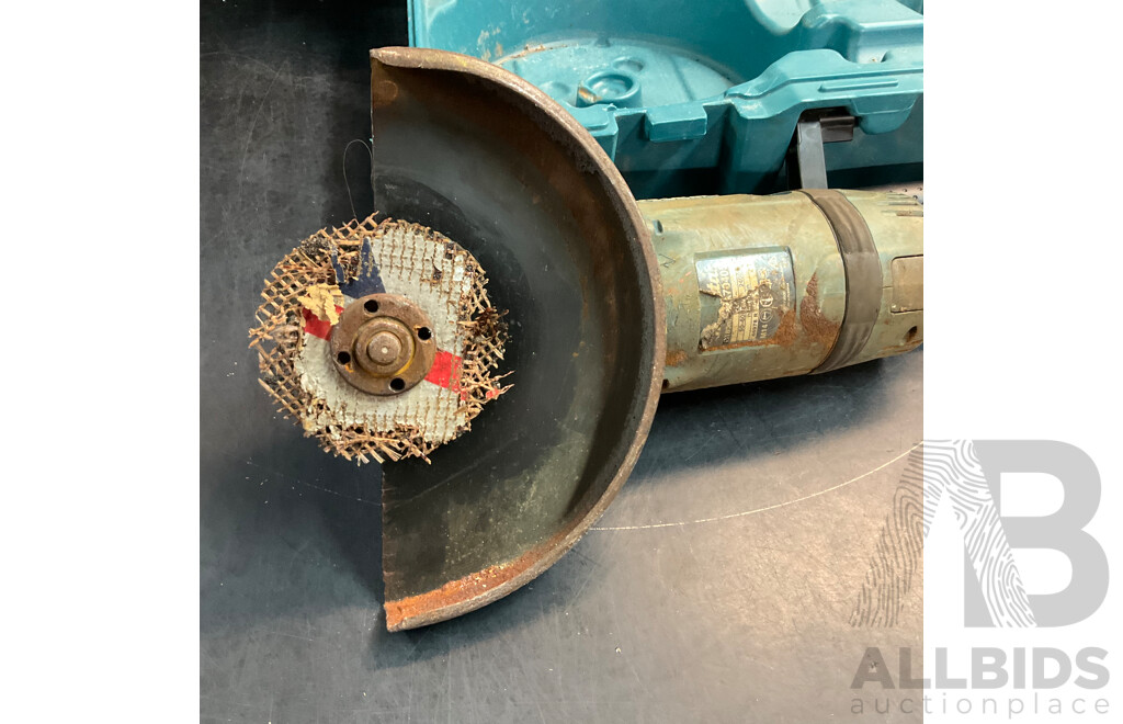 MAKITA GA7040S Angle Grinder with Case