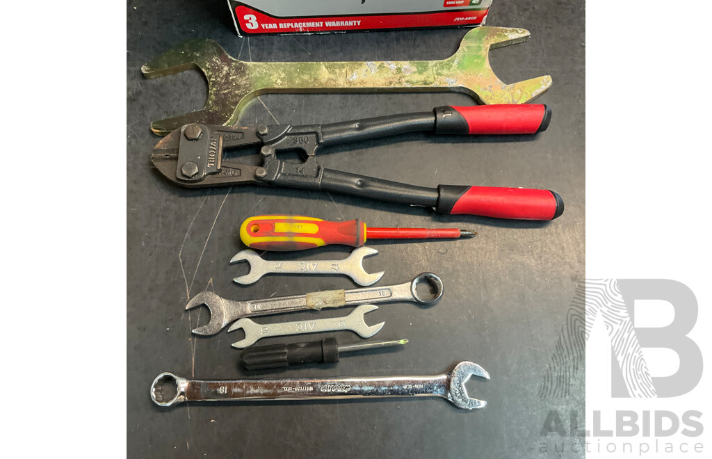OZITO Pendulum Jigsaw & Assorted Hand Tools