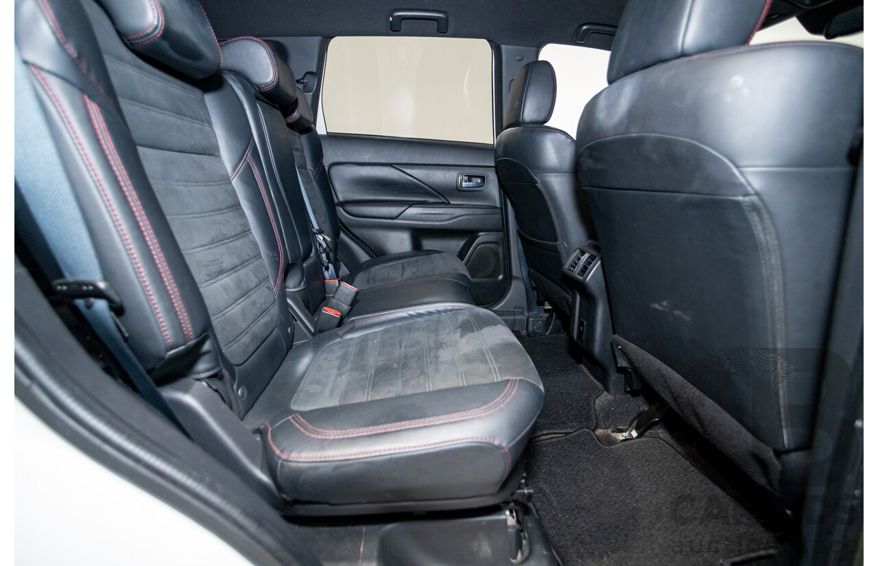 02/2020 Mitsubishi Outlander Black Edition 7  ZL MY20 4D Wagon Diamond White Pearl 2.4L - 7 Seats